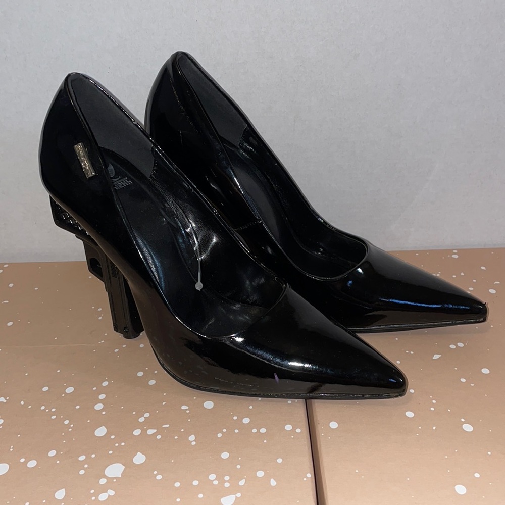 Black pumps, gun heels. Shiekh.
